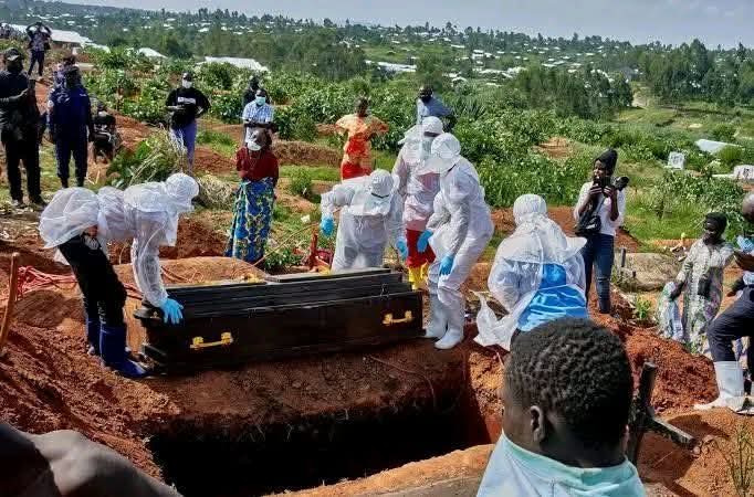 Akuvunyelwe ukuthinta noma ukusondela eduze kwesidumbu soshone nge-Ebola