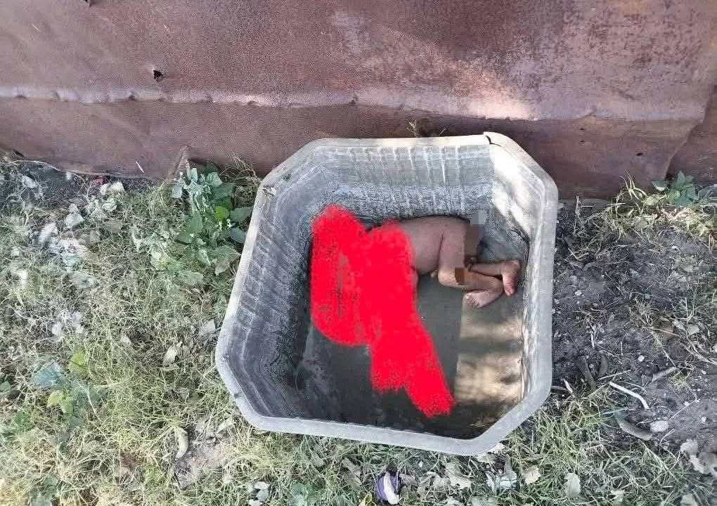Kutholwe usana olusanda kuzalwa lushiywe lufakwe ebhakedeni