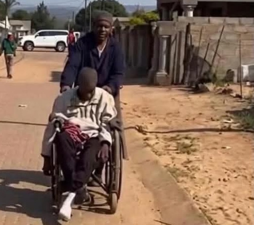 Kushone owesilisa ngesikhathi elinde usizo lwezempilo e-Clinic